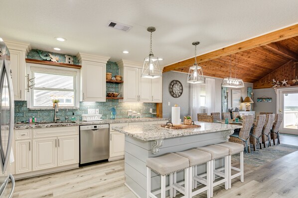 Jääkaappi, mikroaaltouuni, uuni, liesi