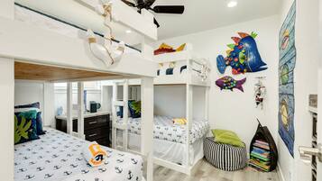 3 bedrooms, desk, iron/ironing board, free WiFi