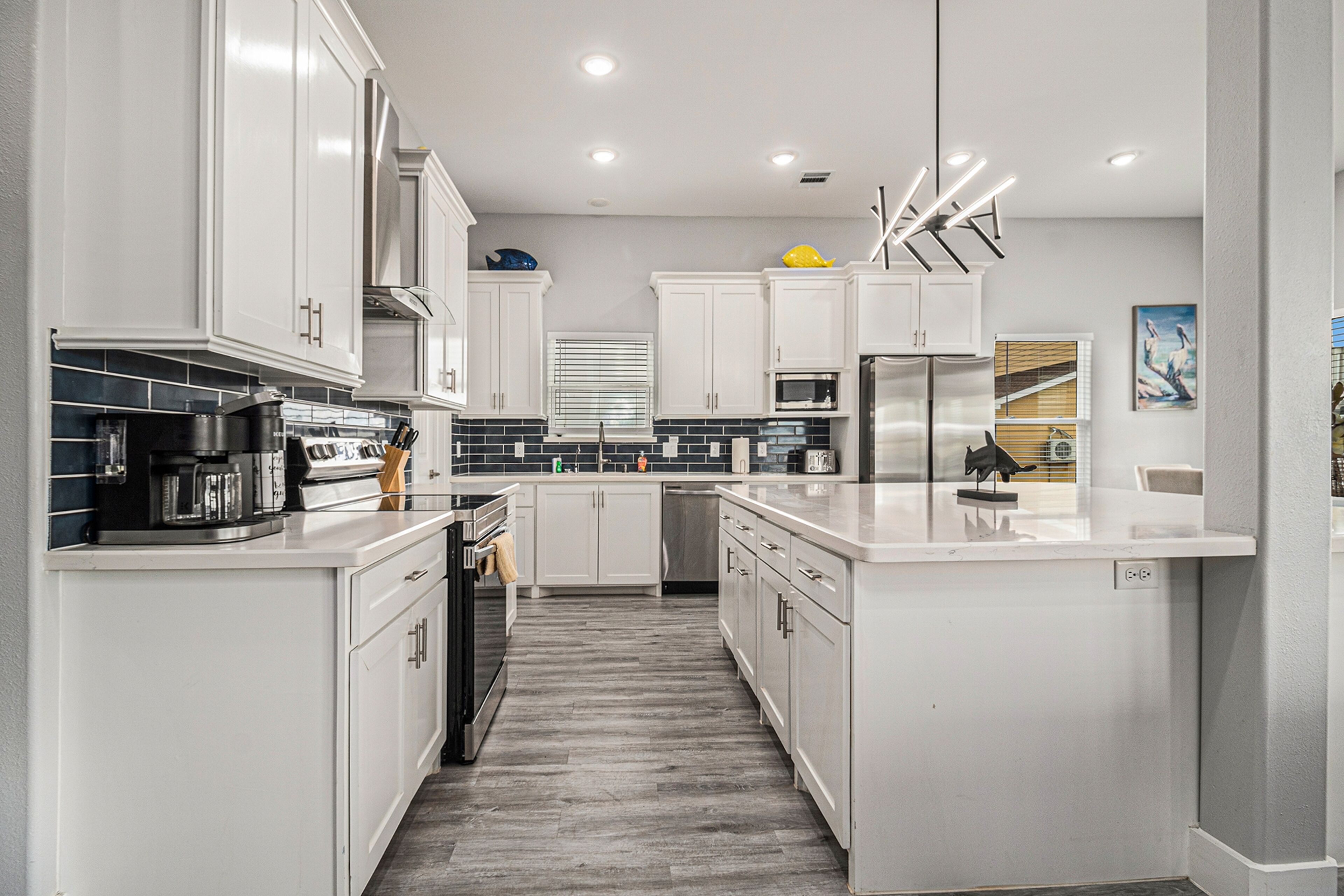 冷蔵庫、電子レンジ、オーブン、コンロ