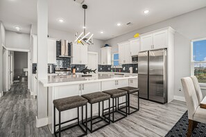 Refrigerador, microondas, horno, placa de cocina