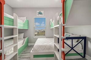 5 bedrooms, iron/ironing board, internet, bed sheets