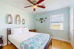 5 bedrooms, desk, free WiFi, bed sheets