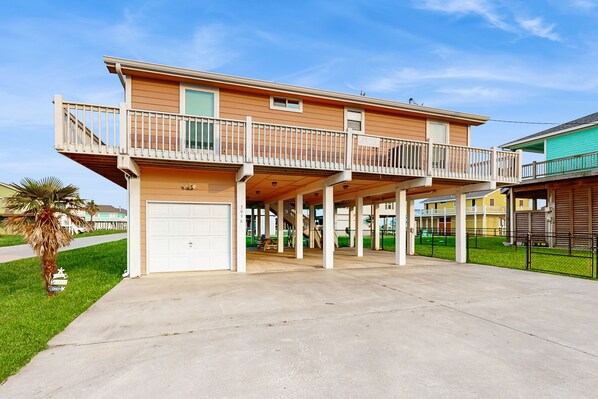 Exterior - Steps to Beach 3BR Free Cancellation up to 14 Days l Pet-Friendly w/ Cozy Interior (Crystal Beach)