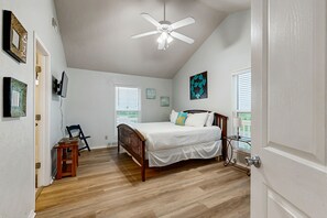 3 bedrooms, desk, iron/ironing board, free WiFi