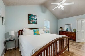 3 bedrooms, desk, iron/ironing board, free WiFi - Steps to Beach 3BR Free Cancellation up to 14 Days l Pet-Friendly w/ Cozy Interior (Crystal Beach)