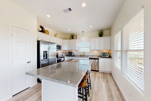 Kylskåp, mikrovågsugn, ugn och spishäll