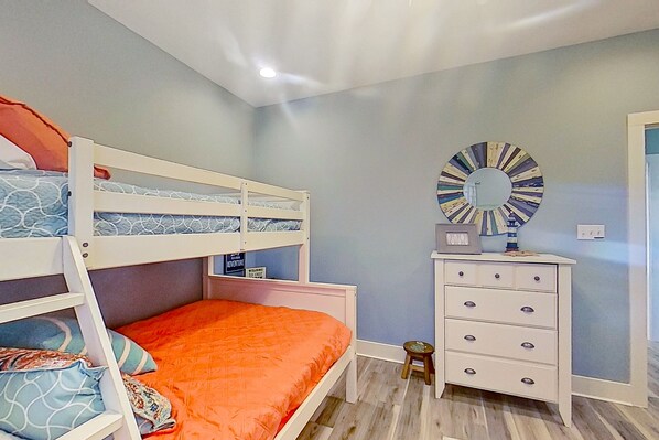 4 bedrooms, desk, free WiFi, bed sheets