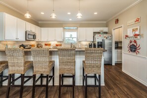 Kylskåp, mikrovågsugn, ugn och spishäll