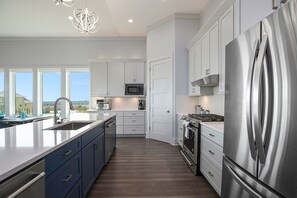 Fridge, microwave, oven, stovetop - Luxury | Stunning Gulf Views | Pool | Elevator (Crystal Beach)
