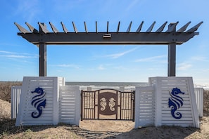 Beach nearby - Luxury | Stunning Gulf Views | Pool | Elevator (Crystal Beach)