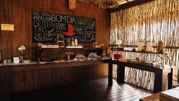 Café da manhã com buffet grátis todos os dias