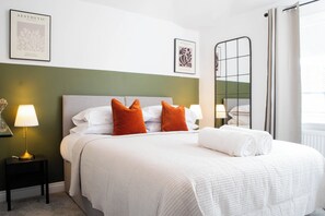 3 habitaciones, tabla de planchar con plancha, wifi y ropa de cama
