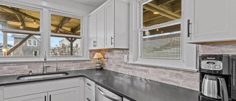 Mikroaaltouuni, uuni, liesi, astianpesukone