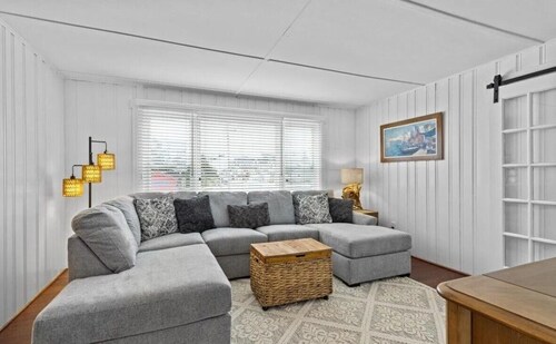 Normandy Beach Retreat! Cozy 3BR Apartment, Just Steps from the sand