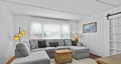 Normandy Beach Retreat! Cozy 3BR Apartment, Just Steps from the sand