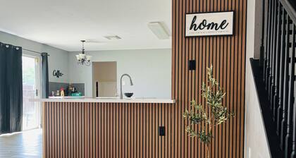 King suite- great getaway with coffeeBar-MovieRoom & lots of space at CasaTowers