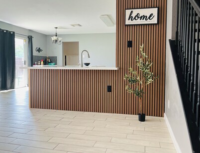 King suite- great getaway with coffeeBar-MovieRoom & lots of space at CasaTowers