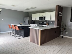 冷蔵庫、電子レンジ、オーブン、コンロ