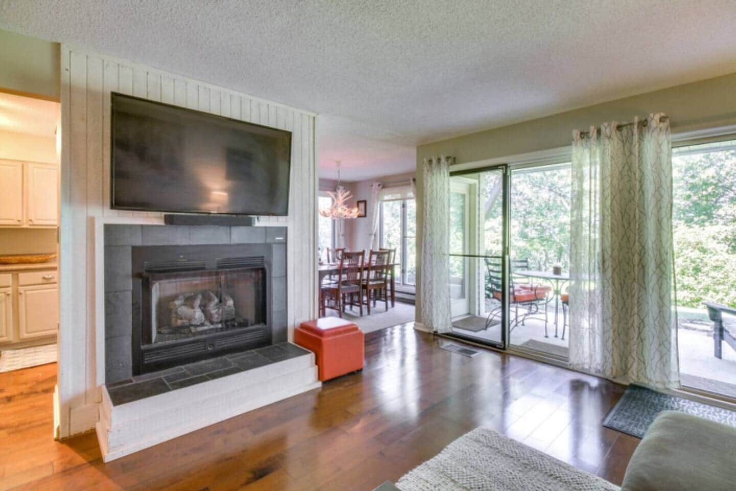 Smart TV, fireplace, stereo