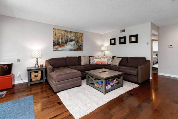 Smart TV, fireplace, stereo