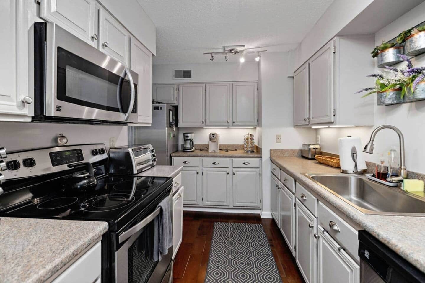 Réfrigérateur, micro-ondes, four, plaque de cuisson