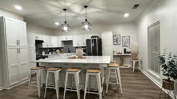 Microondas, horno, parrilla de estufa y lavavajillas