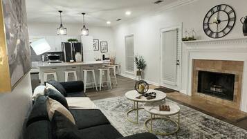 Televisión y chimenea