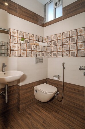 Deluxe Double Room | Bathroom | Free toiletries, towels, soap, shampoo