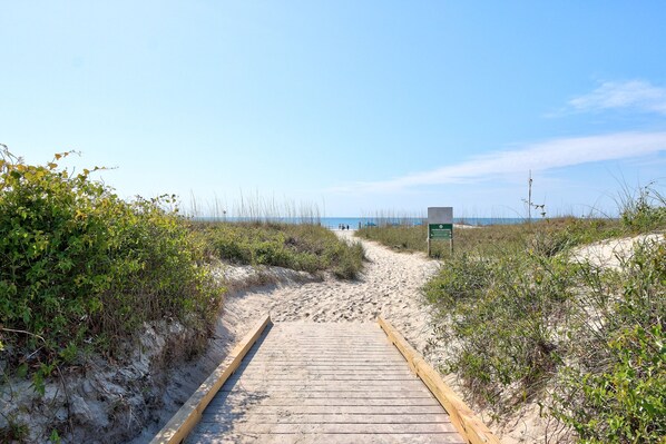 Beach - Only 99 Dollars! Fall Getaway Special! Cozy 1BR steps from beach (Hilton Head Island)