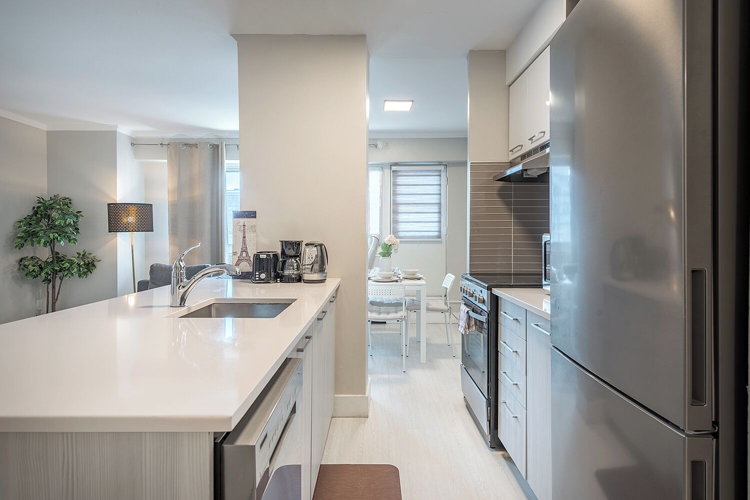 Réfrigérateur, micro-ondes, four, plaque de cuisson