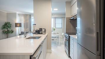 Een koelkast, een microgolfoven, een oven, een kookplaat