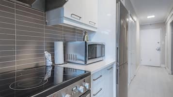 Jääkaappi, mikroaaltouuni, uuni, liesi