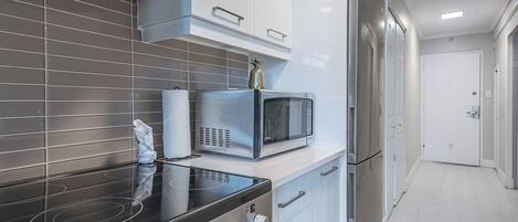 Réfrigérateur, micro-ondes, four, plaque de cuisson
