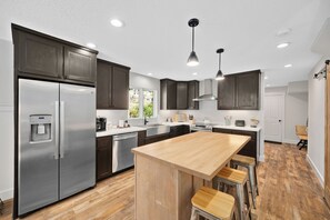 Réfrigérateur, four à micro-ondes, un four, surface de cuisson