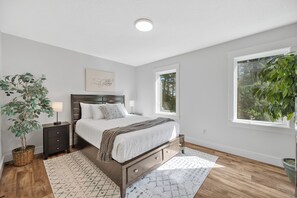 4 bedrooms, desk, iron/ironing board, travel crib