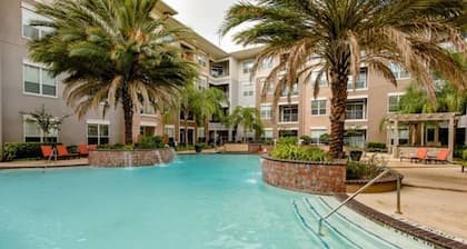 Cozy 1BR Houston Apt near NRG & Med Center, Gym, Pet-Friendly.