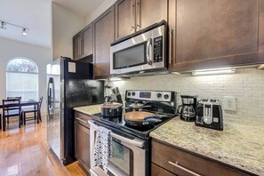 Private kitchen - Cozy 1BR Houston Apt near NRG & Med Center, Gym, Pet-Friendly. (Houston)
