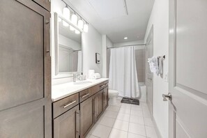 مجففات شعر، مناشف، صابون، ورق حمّام