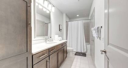 Cozy 1BR Houston Apt near NRG & Med Center, Gym, Pet-Friendly.