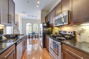 Private kitchen - Spacious Houston Apartment, Gym, AC, Free Parking, Pet-Friendly (Houston)