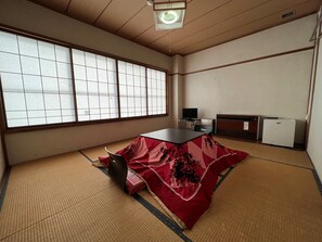 Habitación cuádruple estándar, para no fumadores | Escritorio, wifi gratis y ropa de cama