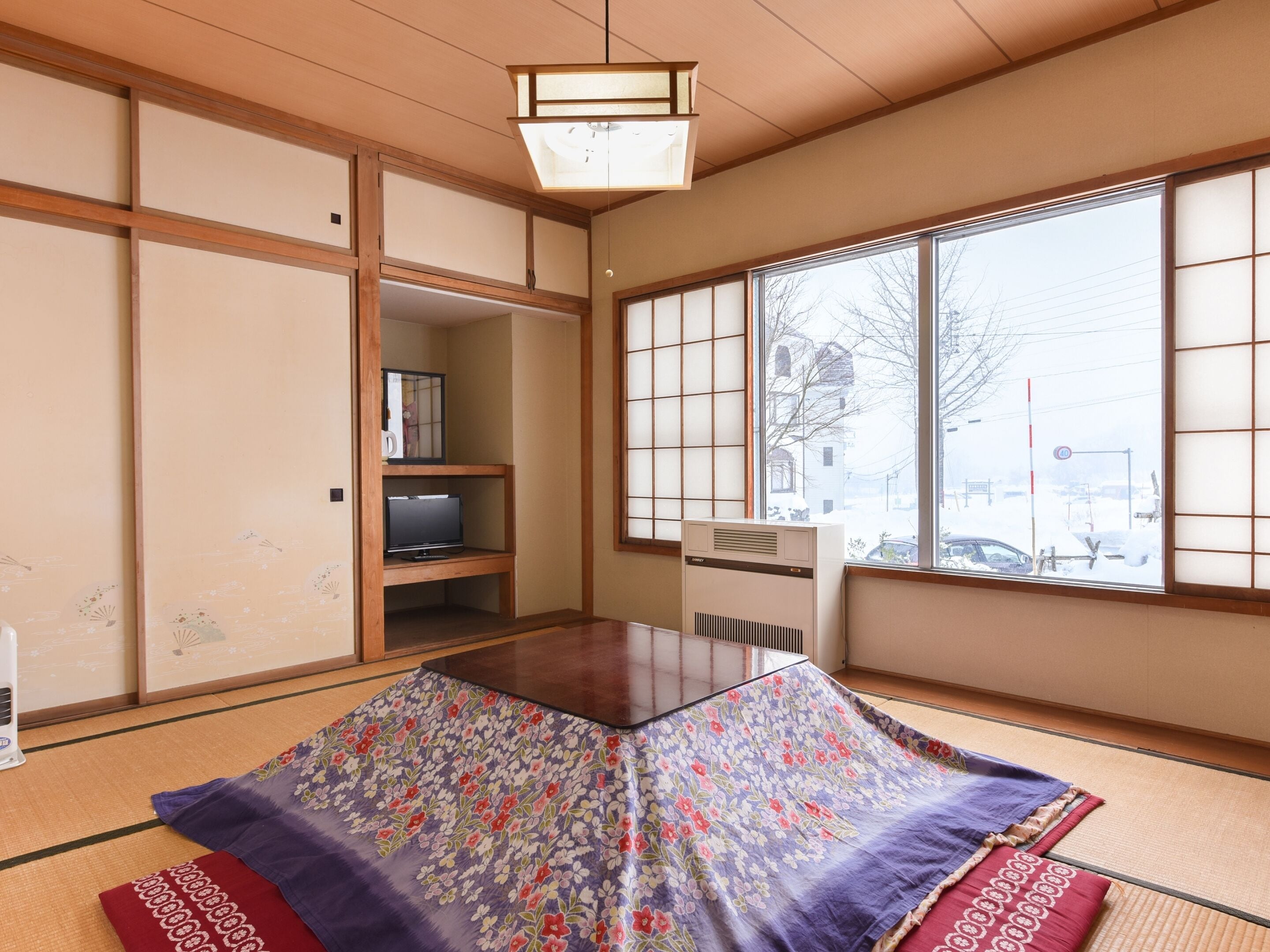 Kolmen hengen standard-huone, tupakointi kielletty | Työpöytä, ilmainen Wi-Fi, vuodevaatteet