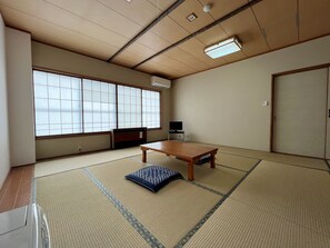 Escritorio, wifi gratis y ropa de cama