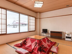 Economy Triple Room, Non Smoking | Desk, free WiFi, bed sheets