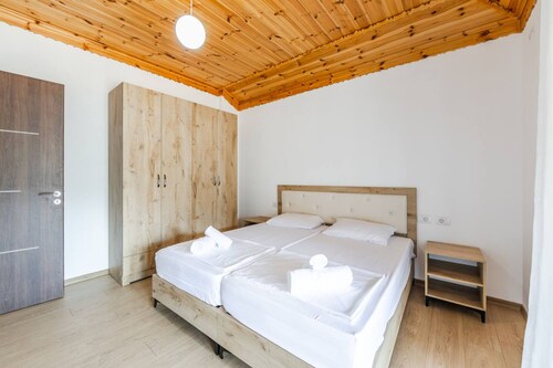 Hillside Apartment Gjirokast r 2 2BR With Balcony