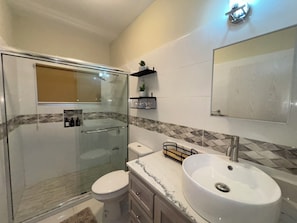 Shower, hair dryer, towels, soap - Pool · 2BR Near Beaches & Dunn's River Falls (Ocho Rios)
