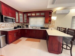 Fridge, microwave, stovetop, dishwasher - Pool · 2BR Near Beaches & Dunn's River Falls (Ocho Rios)