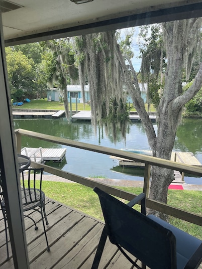 Charming 2 bdrm 1.5 bath villa 100 yards to Three Sisters Springs