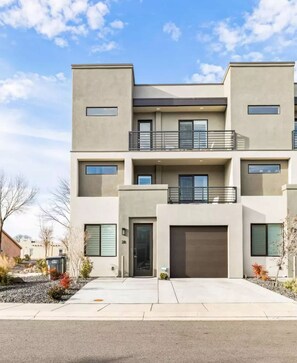 Exterior - Spacious 5BR Resort-Style Home with Waterpark Access – Sleeps 16! (St. George)