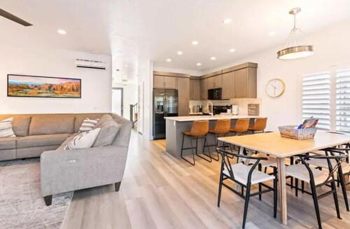 Spacious 5BR Resort-Style Home with Waterpark Access – Sleeps 16!